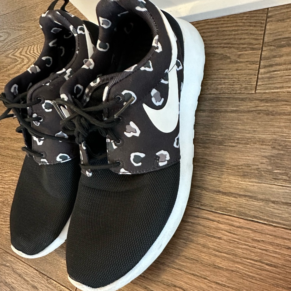 Black roshe one Nike for women